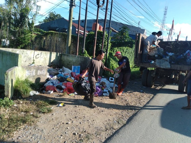 Petugas pengangkut sedang memangkut sampah untuk selanjutnya dibuang di TPA Kendari. Foto: Kusuma/kendarinesia.