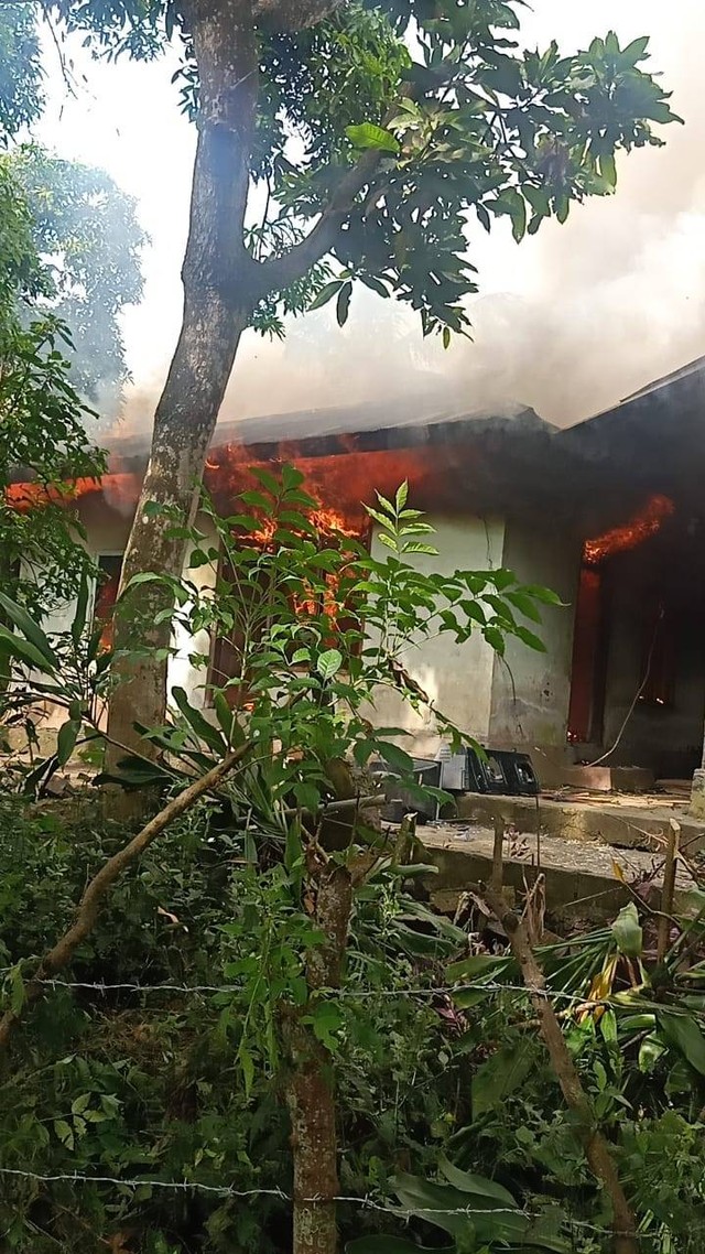 Rumah yang dibakar massa di Buleleng, Bali - IST