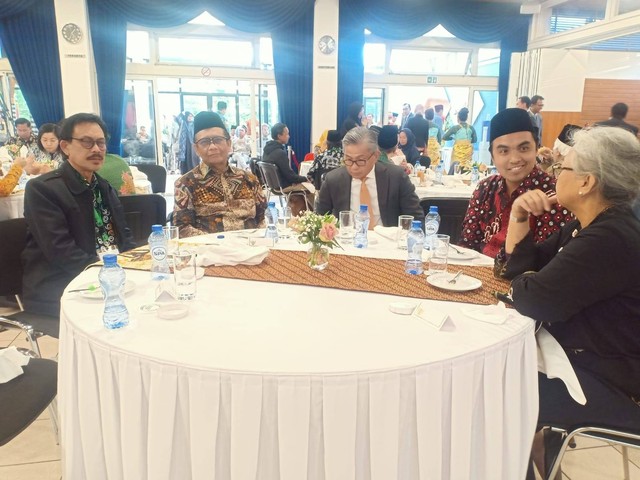 Rektor UIN Malang, Prof Dr M Zainuddin MA (kiri) saat mengikuti konferensi internasional di Belanda. Foto: dok UIN Malang