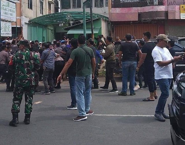 Aksi penangkapan pimpinan khilafatul muslimin yang diwarnai kericuhan dilakukan oleh diduga provokator. | Foto: Bella Sardio/Lampung Geh