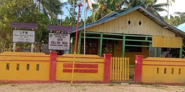 Kantor Desa Fokalik, Sanana Utara, Kabupaten Kepulauan Sula, Maluku Utara. Foto: Iwan Setiawan Umamit/cermat