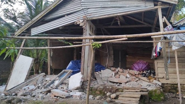Salah satu rumah warga yang rusak imbas gempa 5,8 di Mamuju, Sulawesi Barat. Foto: Dok. Istimewa
