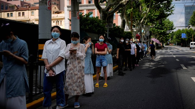 Warga berbaris untuk tes swab masal di Shanghai, China, Sabtu (11/6/2022). Foto: Aly Song/Reuters