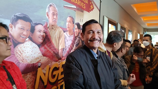 Menteri Koordinator Bidang Kemaritiman dan Investasi, Luhut Binsar Panjaitan beserta istri Devi Simatupang, nobar Ngeri Ngeri Sedap, XXI Epicentrum Jakarta Selatan, Sabtu (11/6/2022). Foto: Giovanni/kumparan