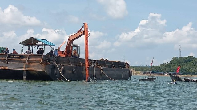 Proses evakuasi kapal tabrakan di perairan Nongsa, Batam. Foto: Istimewa