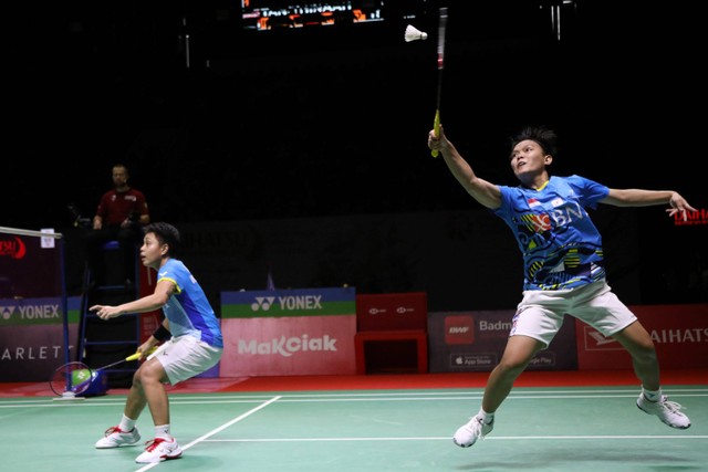 Ganda putri indonesia Apriyani Rahayu dan Siti Fadia Silva Ramadhanti saat melawan ganda putri Malaysia, Pearly Tan dan Thinaah Muralitharan di laga Semi final Daihatsu Indonesia Masters 2022 di Istora Senayan, Jakarta, Sabtu (11/6). Foto: Aditia Noviansyah/kumparan