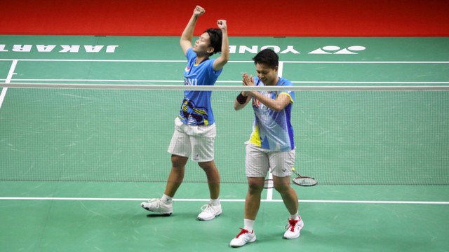Ganda putri indonesia Apriyani Rahayu dan Siti Fadia Silva Ramadhanti saat melawan ganda putri Malaysia, Pearly Tan dan Thinaah Muralitharan di laga Semi final Daihatsu Indonesia Masters 2022 di Istora Senayan, Jakarta, Sabtu (11/6). Foto: Aditia Noviansyah/kumparan