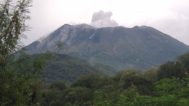 Keterangan foto:Gunung api Ile Lewotolok di Kabupaten Lembata. Foto oleh:B.Aloysius.