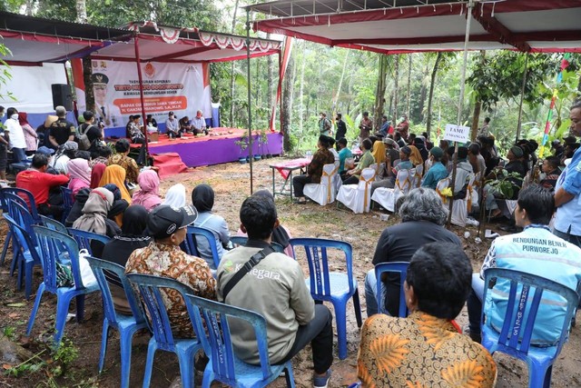 Gubernur Jateng Ganjar Pranowo hadir dalam peresmian koperasi warga di Desa Burat, Wonosobo. Foto: istimewa