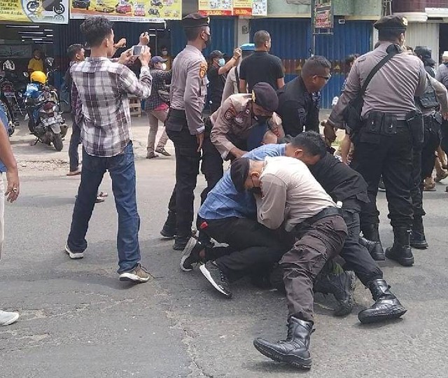 Penangkapan diduga provokator saat terjadi penangkapan kedua petinggi Khilafatul Muslimin di Lampung. | Foto: Bella Sardio/ Lampung Geh