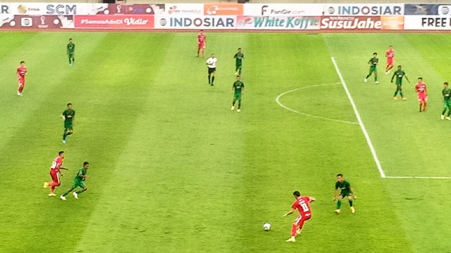 Pemain Persis Solo, Gavin Kwan (11), dibayangi pemain PSS Sleman dalam laga pembuka Piala Presiden 2022 di Stadion Manahan Solo, Sabtu (11/06/2022). FOTO: Agung Santoso