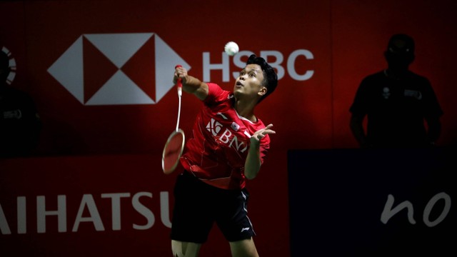 Tunggal putra Indonesia Anthony Sinisuka Ginting saat melawan tunggal putra asal Denmark, Viktor Axelsen, pada laga semi final Daihatsu Indonesia Masters 2022 di Istora Senayan, Jakarta, Sabtu (11/6). Foto: Aditia Noviansyah/kumparan