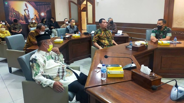 Wakil Wali Kota Solo, Teguh Prakosa, mengikuti rapat evaluasi PPKM Jawa-Bali di Balai Kota Solo, Sabtu (11/06/2022). FOTO: Dok Humas Pemkot Solo