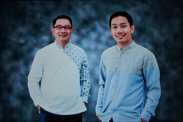 Foto Ridwan Kamil (kiri) bersama anaknya, Emmeril Kahn Mumtadz, dipajang di layar di Gedung Pakuan. Dok: kumparan.