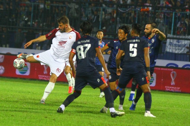 Pesepak bola PSM Makassar, Willem Jan Plum (kiri) berusaha melewati hadangan empat pesepak bola Arema FC dalam pertandingan Piala Presiden 2022 Grup D di Stadion Kanjuruhan, Malang, Jawa Timur, Sabtu (11/6/2022). Foto: Ari Bowo Sucipto/ANTARA FOTO