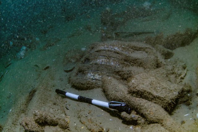 Sebuah balok katrol terlihat di dasar laut di bawah air dari kapal karam HMS Gloucester, yang ditemukan di lepas pantai Norfolk, Inggris, Senin (6/6/2022). Foto: Norfolk/Handout via REUTERS
