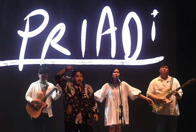 Penyanyi Sal Priadi membawakan lagu saat Konser +Jakarta Tenteram Jiwa Dalam Suara di Teater Besar, Taman Ismail Marzuki, Jakarta, Sabtu (11/6/2022). Foto: Akbar Nugroho Gumay/ANTARA FOTO
