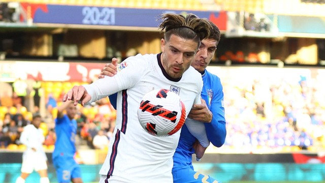 Pemain Inggris Jack Grealish beraksi bersama pemain Italia Giovanni Di Lorenzo pada pertandingan UEFA Nations League di Stadion Molineux, Wolverhampton, Inggris, Sabtu (11/6/2022). Foto: Hannah McKay/REUTERS
