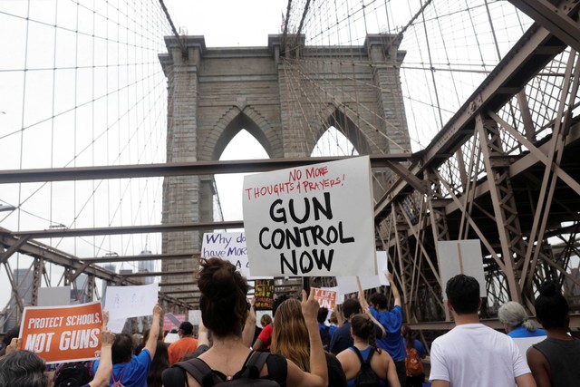 Demonstran menyeberangi Jembatan Brooklyn saat mereka menghadiri aksi "March for Our Lives", salah satu dari serangkaian protes nasional terhadap kekerasan senjata, New York City, AS, Sabtu (11/6/2022). Foto: Jeenah Moon/REUTERS