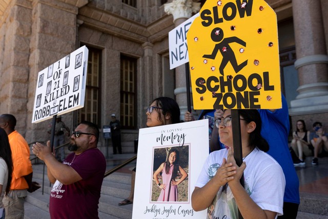 Keluarga korban penembakan di Sekolah Dasar Robb di Uvalde, Texas, saat unjuk rasa "March for Our Lives", protes nasional terhadap kekerasan senjata, di Austin, Texas, AS, Sabtu (11/6/2022). Foto: Nuri Vallbona/REUTERS