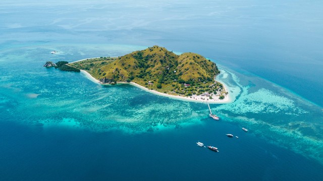 Salah satu spot snorkeling yang ada di Pulau Kanawa. Foto: Thrithot/Shutterstock