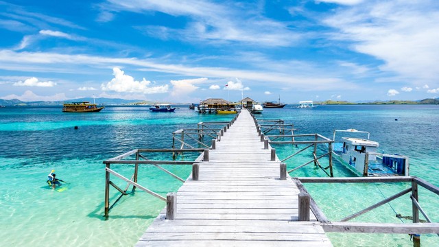 Pesona Pulau Kanawa yang Eksotis. Foto: Pnnchen/Shutterstock