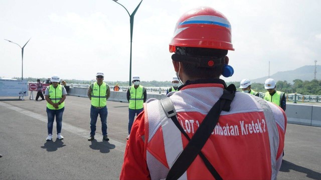 Komisi C DPRD DIY meninjau pelaksanaan proyek Jembatan Kretek 2 Bantul. Foto: istimewa