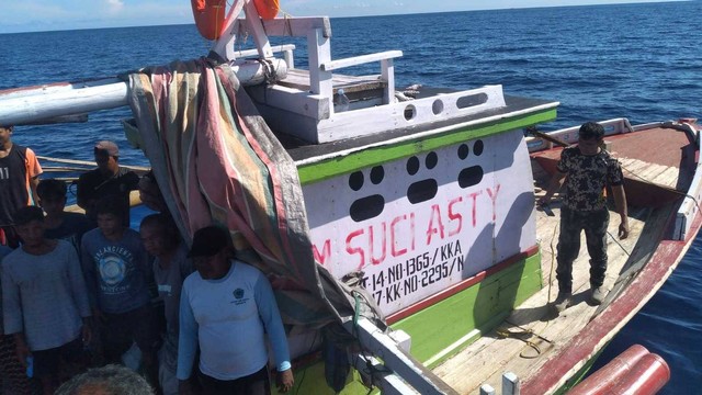 KKP amankan 2 kapal berbendera Malaysia yang curi ikan di Selat Malaka dan 2 kapal ikan Indonesia yang langgar operasional di Ternate. Foto: KKP