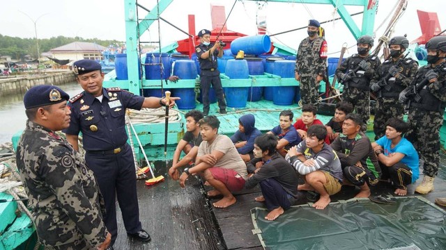KKP amankan 2 kapal berbendera Malaysia yang curi ikan di Selat Malaka dan 2 kapal ikan Indonesia yang langgar operasional di Ternate. Foto: KKP