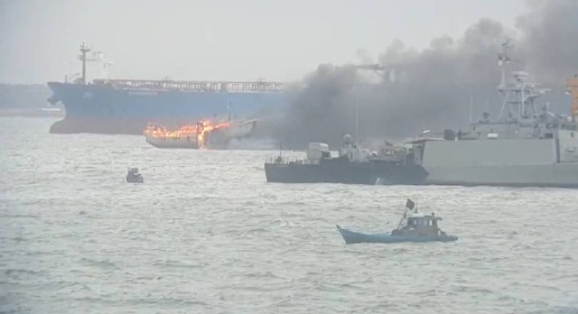 KM Bintang Surya terbakar saat melintas di perairan pulau Nipah, Karimun. Foto: Istimewa