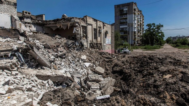 Kondisi di kota Lysychansk, wilayah Luhansk, Ukraina, yang hancur usai digempur Rusia, Jumat (10/6//2022). Foto: Oleksandr Ratushniak/Reuters