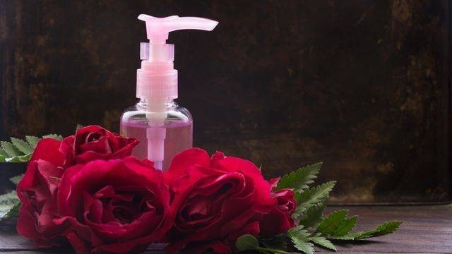 Ilustrasi pembersih wajah dengan air mawar. Foto: Shutterstock