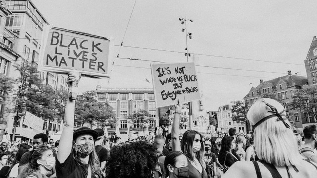 Gerakan protes dari masyarakat dari masyarakat menuntut adanya kesetaraan bagi seluruh golongan terutama mengenai ras. Sumber foto: protest holding signs by Shane Aldendorff. https://www.pexels.com/photo/protesters-holding-signs-4561540/