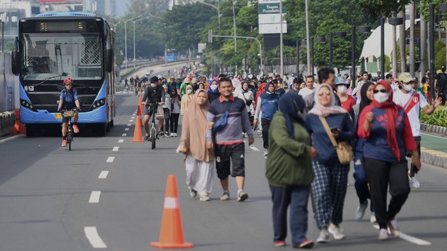 Sejumlah warga melintas di kawasan Bundaran HI Jakarta saat Hari Bebas Kendaraan Bermotor (HBKB) di kawasan tersebut, Minggu (12/6/2022). Foto: Hafidz Mubarak A/Antara Foto