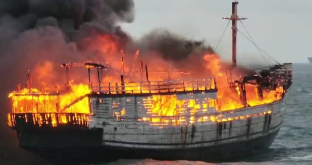 KLM Bintang Surya terbakar di perairan pulau Nipah Karimun, Kepulauan Riau, Minggu (12/6). Foto: Khairul S/kepripedia.com