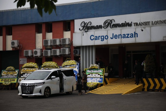 Suasana persiapan penjemputan Jenazah Emmeril Kahn Mumtadz alias Eril putra sulung Ridwan Kamil di Terminal Kargo Gateway Human Remains Bandara Soekarno Hatta, Tangerang, Banten, Minggu (12/6/2022). Foto: Aditia Noviansyah/kumparan