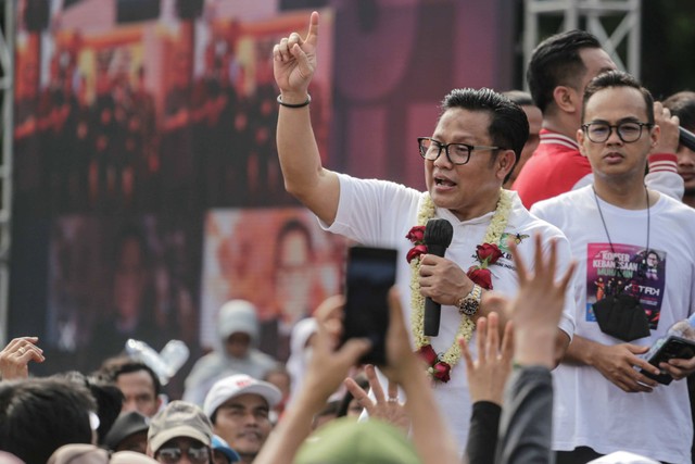 Ketua Umum Partai Kebangkitan Bangsa (PKB) Muhaimin Iskandar menyapa warga saat Konser Kebangsaan di Alun-alun Kota Tangerang, Banten, Minggu (12/6/2022). Foto: Fauzan/Antara Foto