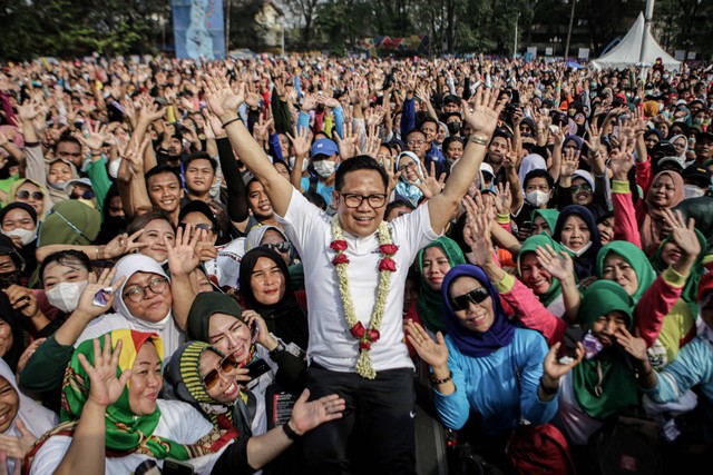 Ketua Umum Partai Kebangkitan Bangsa (PKB) Muhaimin Iskandar (tengah) berpose bersama warga saat Konser Kebangsaan di Alun-alun Kota Tangerang, Banten, Minggu (12/6/2022). Foto: Fauzan/Antara Foto