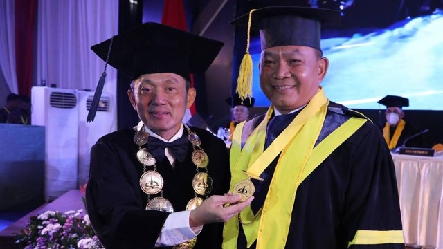 Jenderal Dudung Abdurachman resmi sandang gelar doktor dari Universitas Trisakti. Foto: TNI AD