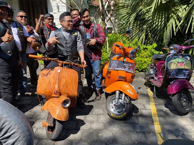Cak Imin saat bercengkerama dengan para penggemar vespa di Nusa Dua, Bali - IST