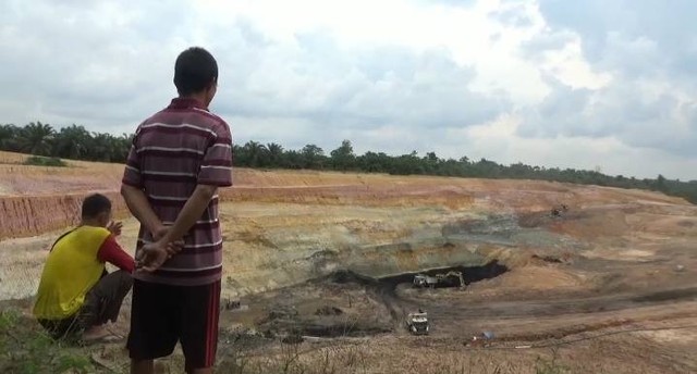 Warga Jambi melihat pertambangan batu bara yang berada di dekat permukimannya. (Foto: Jambikita) 