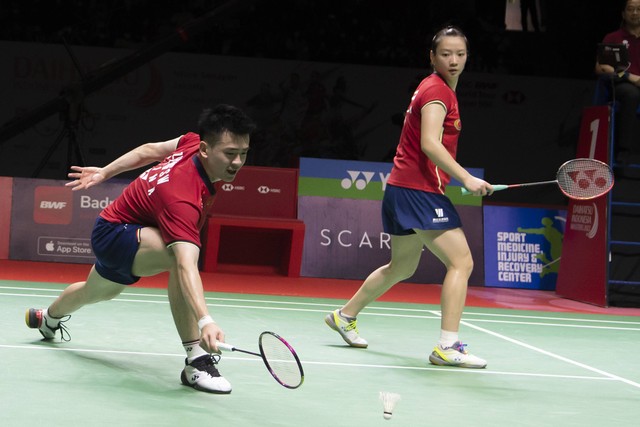 Pebulu tangkis ganda campuran Cina Zheng Si Wei dan Huang Ya Qiong (kanan) saat melawan ganda campuran Prancis Thom Gicquel dan Delphine Delrue pada babak final Daihatsu Indonesia Masters 2022 di Istora Senayan, Jakarta, Minggu (12/6/2022). Foto: Muhammad Adimaja/ANTARA FOTO