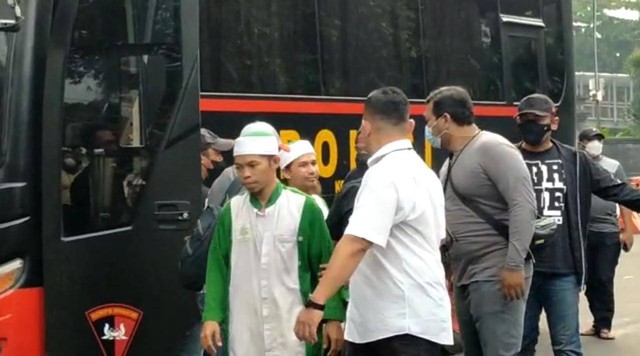 2 Anggota Khilafatul Muslimin Tiba di Mapolda Metro Jaya. Foto: Dok. Istimewa