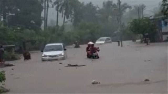 Banjir di Mamuju menyebabkan arus lalu lintas di Jalan Trans Sulawesi Mamuju-Mamuju Tengah terputus, Minggu (12/6). Foto: Tangkapan Layar Video