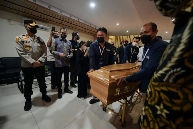 Jenazah Almarhum Emmeril Kahn Mumtadz tiba di Indonesia, Minggu (12/6/2022). Foto: Biro Adpim Jabar