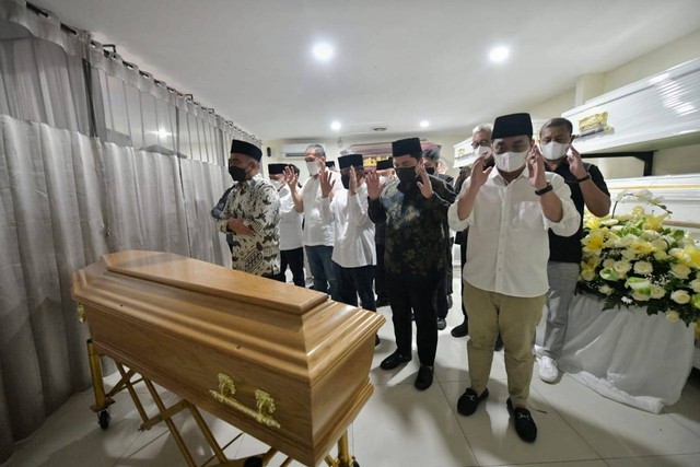 Jenazah Almarhum Emmeril Kahn Mumtadz tiba di Indonesia, Minggu (12/6/2022). Foto: Biro Adpim Jabar