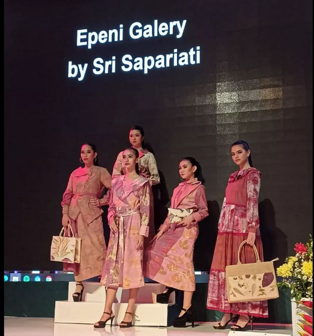 Salah satu UMKM Jakpreneur, Edi Peni Art by Sri Sapariati saat pameran hasil produk ecoprint pada Ecoprint Fashion Week 2022 di sebuah Mall Jakarta. Sumber : Instagram Epeni Galeri (Foto sudah seijin Ibu Sri Sapariati)