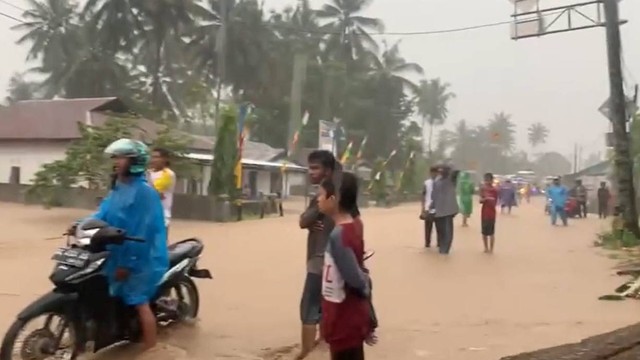 Video: Lalu Lintas Di Jalan Trans Sulawesi Terputus Imbas Banjir Mamuju ...