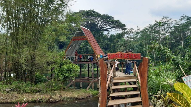 Anjungan, salah satu spot favorit di Sumber Gentong. Foto: Aisyah Nawangsari