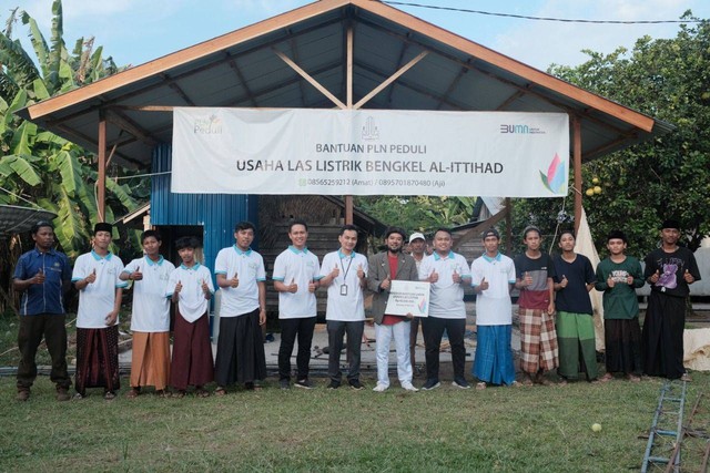 Penyerahan bantuan dari PLN Peduli untuk Yayasan Al-Ittihad Bani Abdush Shiam, Desa Sungai Jawi, Kecamatan Matan Hilir Selatan, Ketapang. Foto: Dok PLN Kalbar